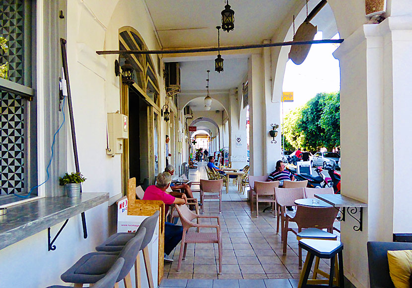 Around the square in Pylos there are many cozy cafes.