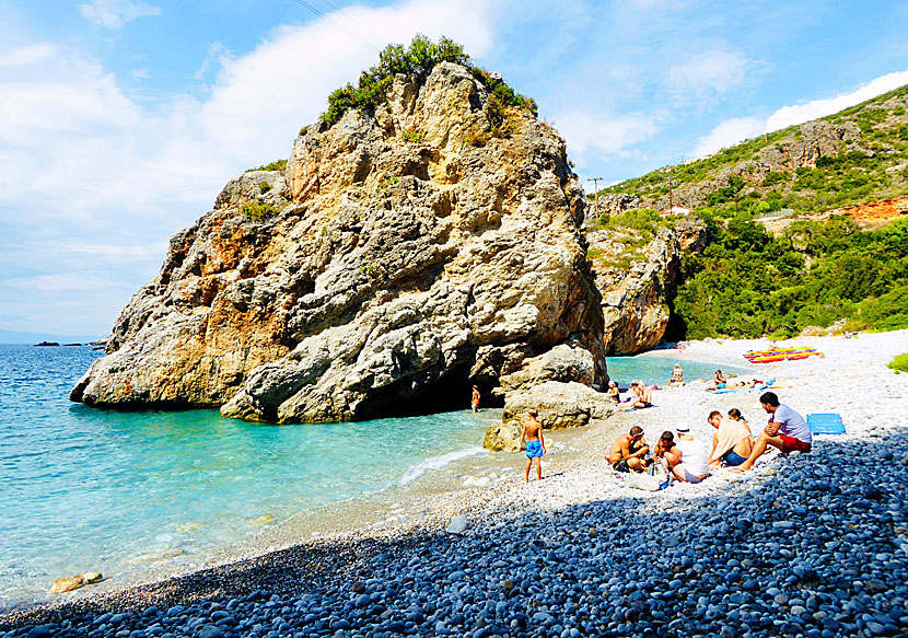 A small beach bar (canteen) at Foneas beach is open during the summer and offers drinks and light meals.