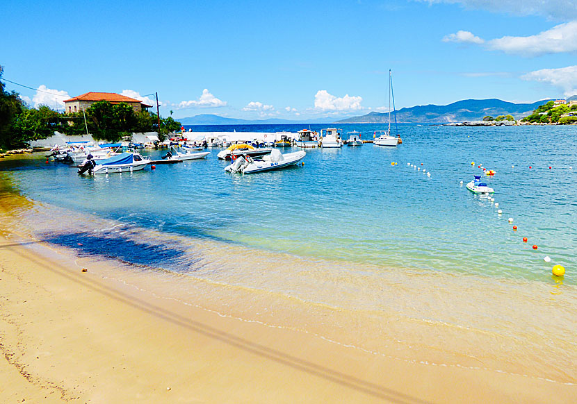 Behind the small harbor in Stoupa lies Halikoura beach.