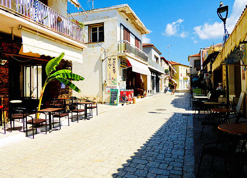 Shops, supermarkets, cafes, tavernas, hotels and bars in Finikounda.