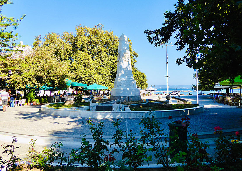 The memorial to the Battle of Navarino at Three Admirals Square in Pylos.