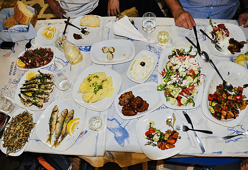 In Greek tavernas, the most pleasant thing is to order many small dishes, also called meze, which you then share.