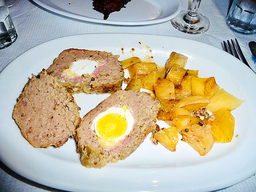 Main dishes from Greece. Meatloaf with boiled eggs - Rolo - is unfortunately very unusual in restaurants.