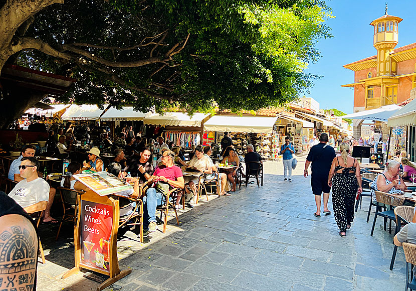 There are as many bars and cafes as there are restaurants and taverns in the old town of Rhodes.