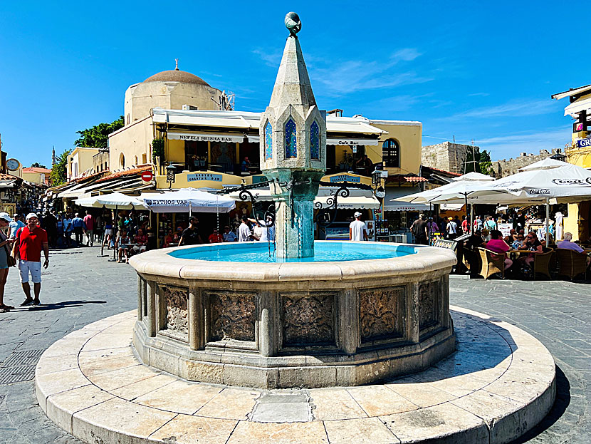 The fountain on Hippocrates square.