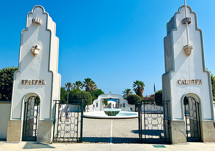 The entrance to Kallithea Springs begins at the parking lot.