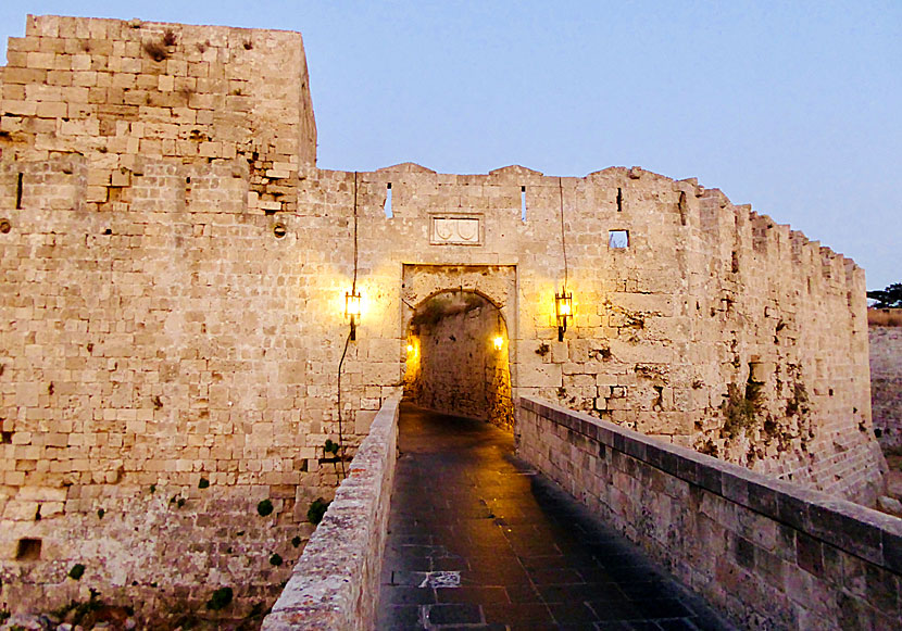 Kokkini Gate is located in the southern parts of the old town.