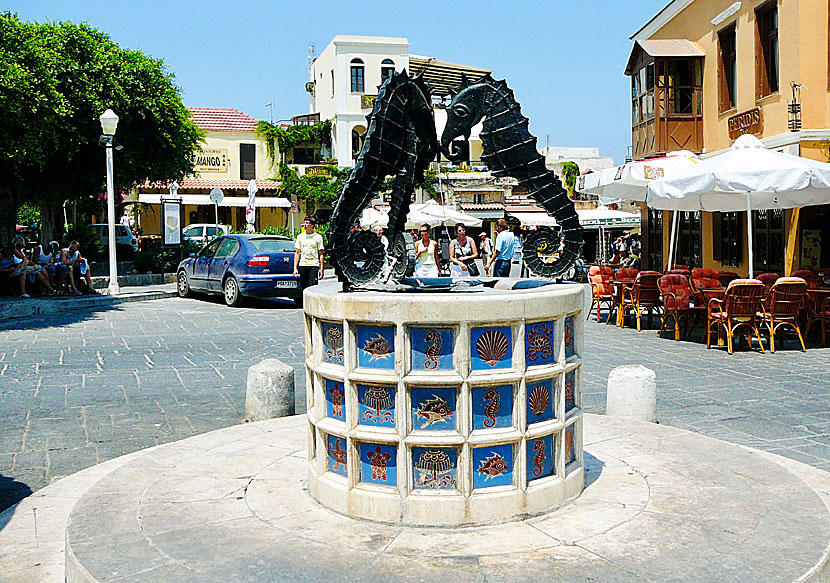 The square is also called Sea Horse Square thanks to this fountain.