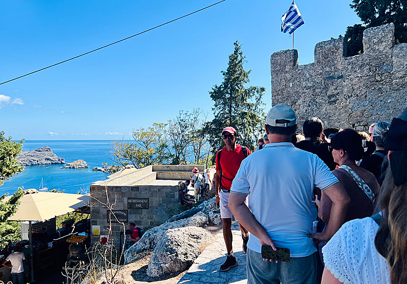 Outside the entrance to the Acropolis there is a snack bar where you can buy something to drink.