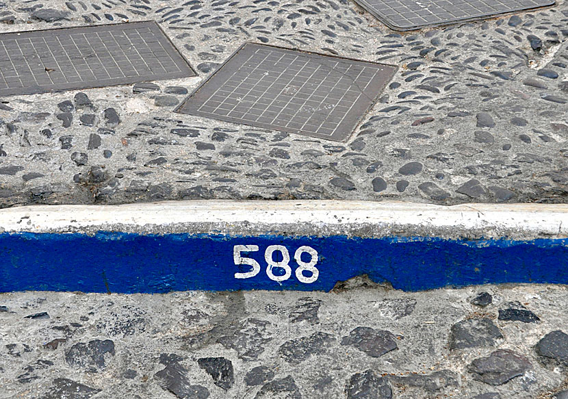 There are 588 steps between the port and Fira.