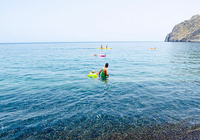 Is the beach in Kamari on Santorini child-friendly? The answer is no.