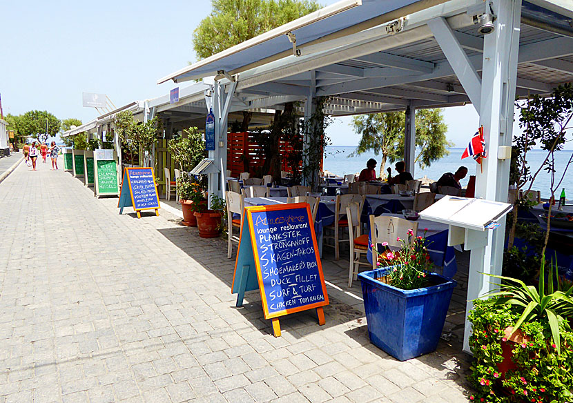 The beach promenade in Kamari is lined with an endless row of restaurants and tavernas.