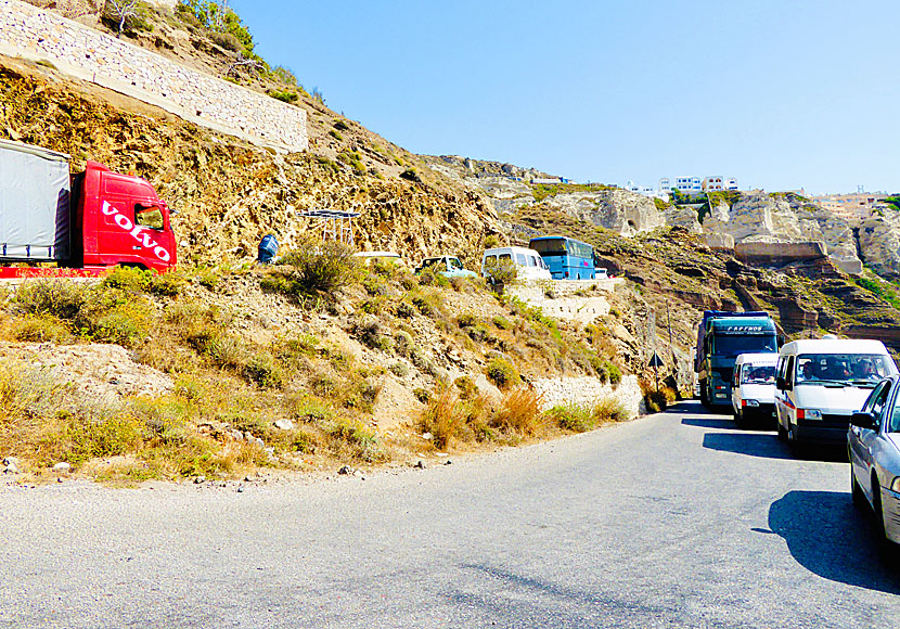 Are there buses to and from the port of Santorini? The answer is yes.