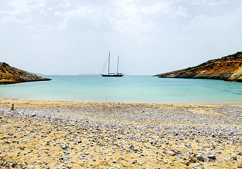 Sail to Schinoussa in the Cyclades and anchor off the shores.
