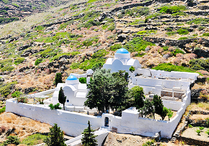 Below Kastro on Sifnos are two beautiful churches surrounded by a cemetery.