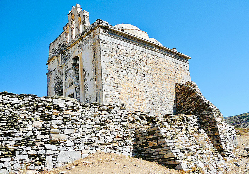 The magnificent Episkopi temple on Sikinos.