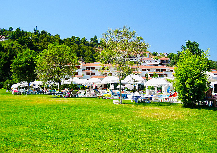 Hotel with swimming pool at Agia Paraskevi beach.