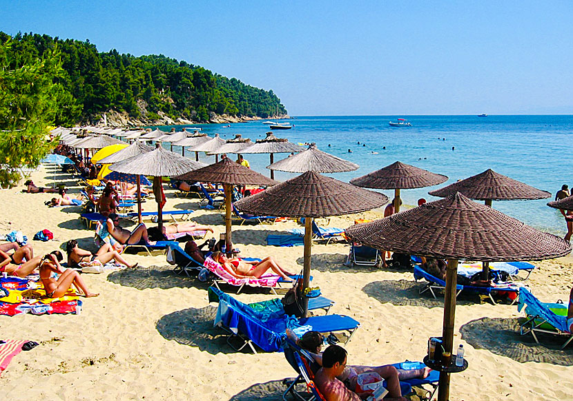 Rent sunbeds and parasols on Vromolimnos beach.