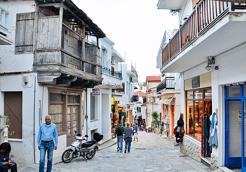 In the car-free streets of Skopelos town, there are many shops that suit you who like shopping.