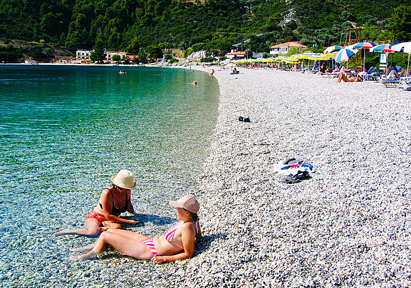 Panormos beach on Skopelos consists of pebbles and is child-friendly.