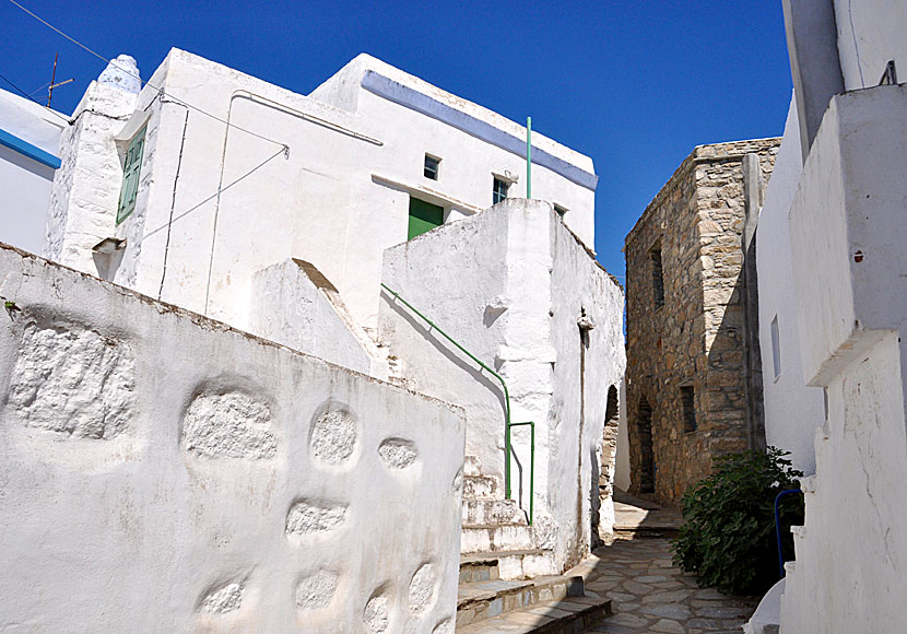 The houses in the villages on Tinos are built in Cycladic style and architecture.