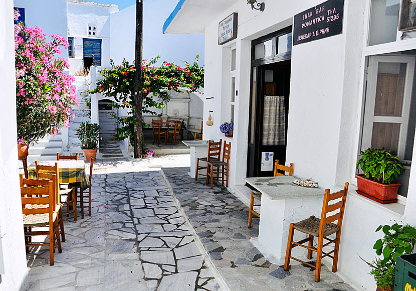Snack bar and taverna in Kampos on Tinos.