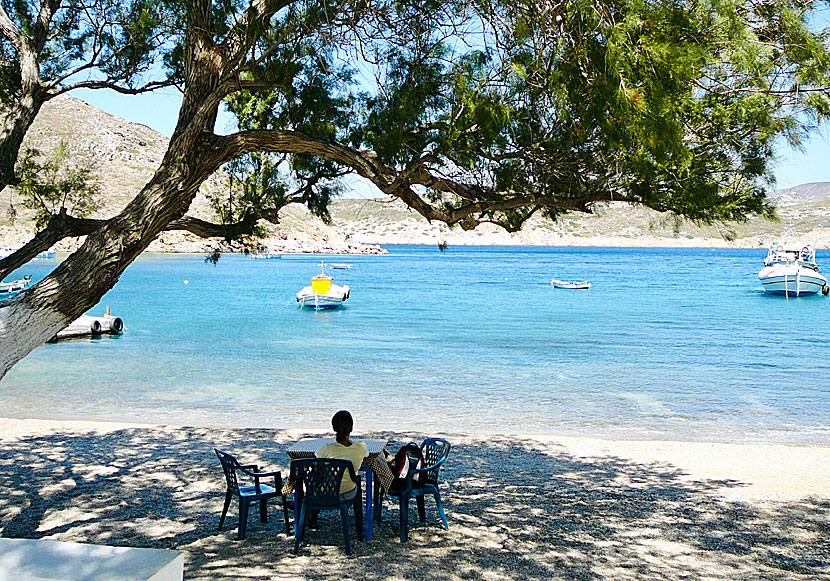 Taverna O Kottaras on Keramidou beach is located just a few meters from the water.