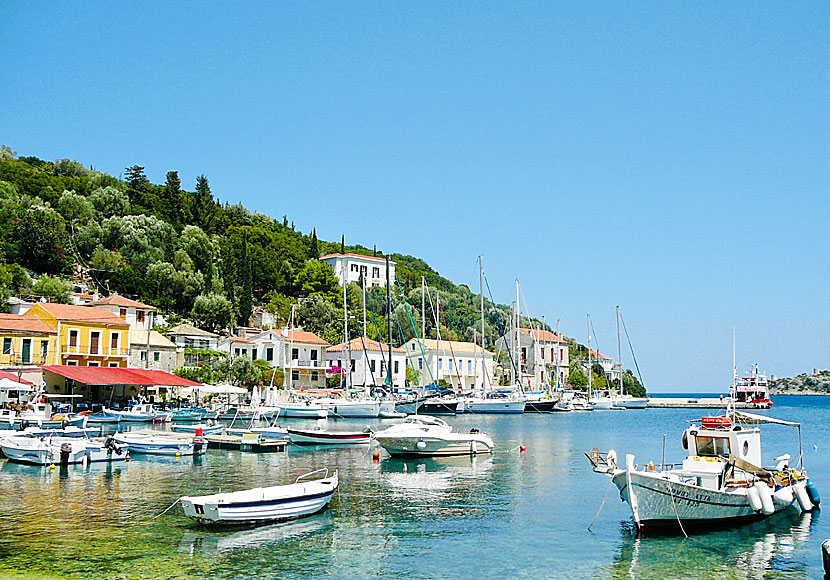 
Along the harbor promenade in Kioni on Ithaca are many good tavernas and restaurants. 