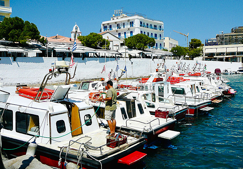 From the port in Spetses you can take a taxi boat to the beaches and over to Peloponneos.