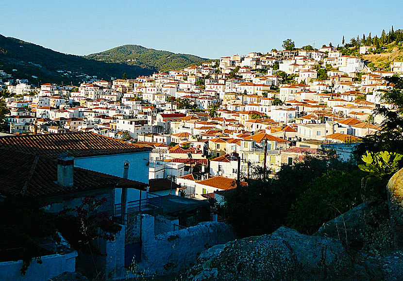 The town of Poros is very nice and it is a great pleasure to stroll around the alleys.